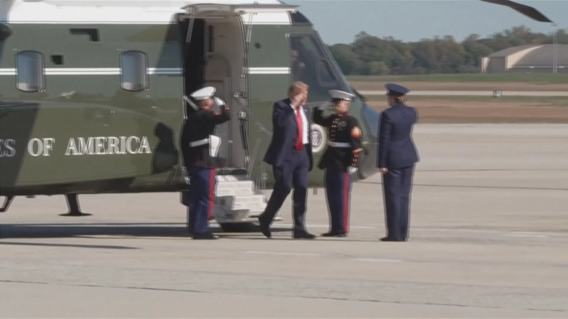 Tổng thống Trump tự tin đàm phán thương mại với Canada và Mexico - Ảnh 1. Tổng thống Mỹ Donald Trump vẫy chào khi bước xuống trực thăng. Ông từng nhiều lần khẳng định sự tự tin và lợi thế của Mỹ trên bàn đàm phán thương mại