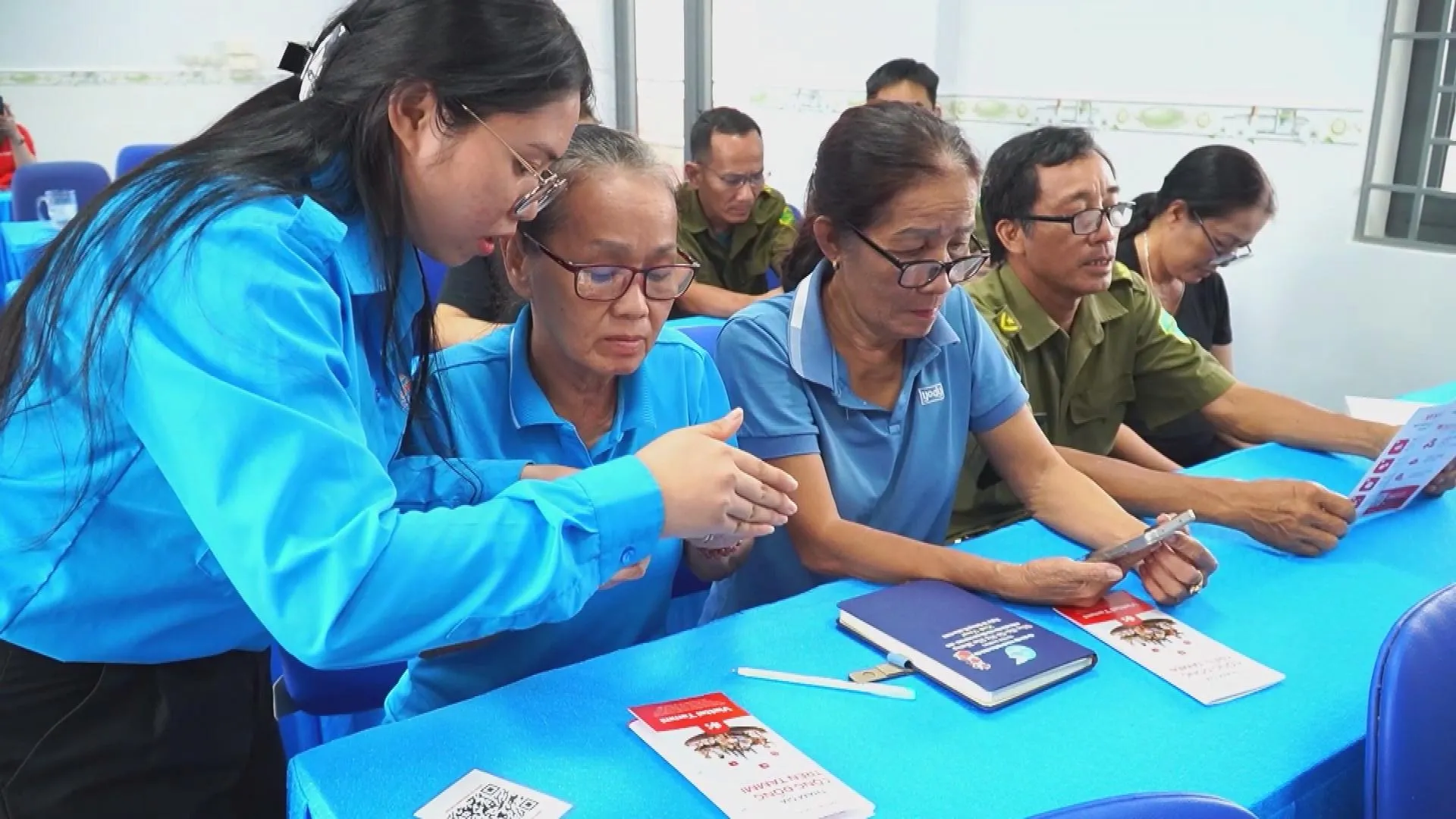 Phát huy vai trò Tổ công nghệ số cộng đồng, đưa chuyển đổi số đến gần người dân- Ảnh 2.