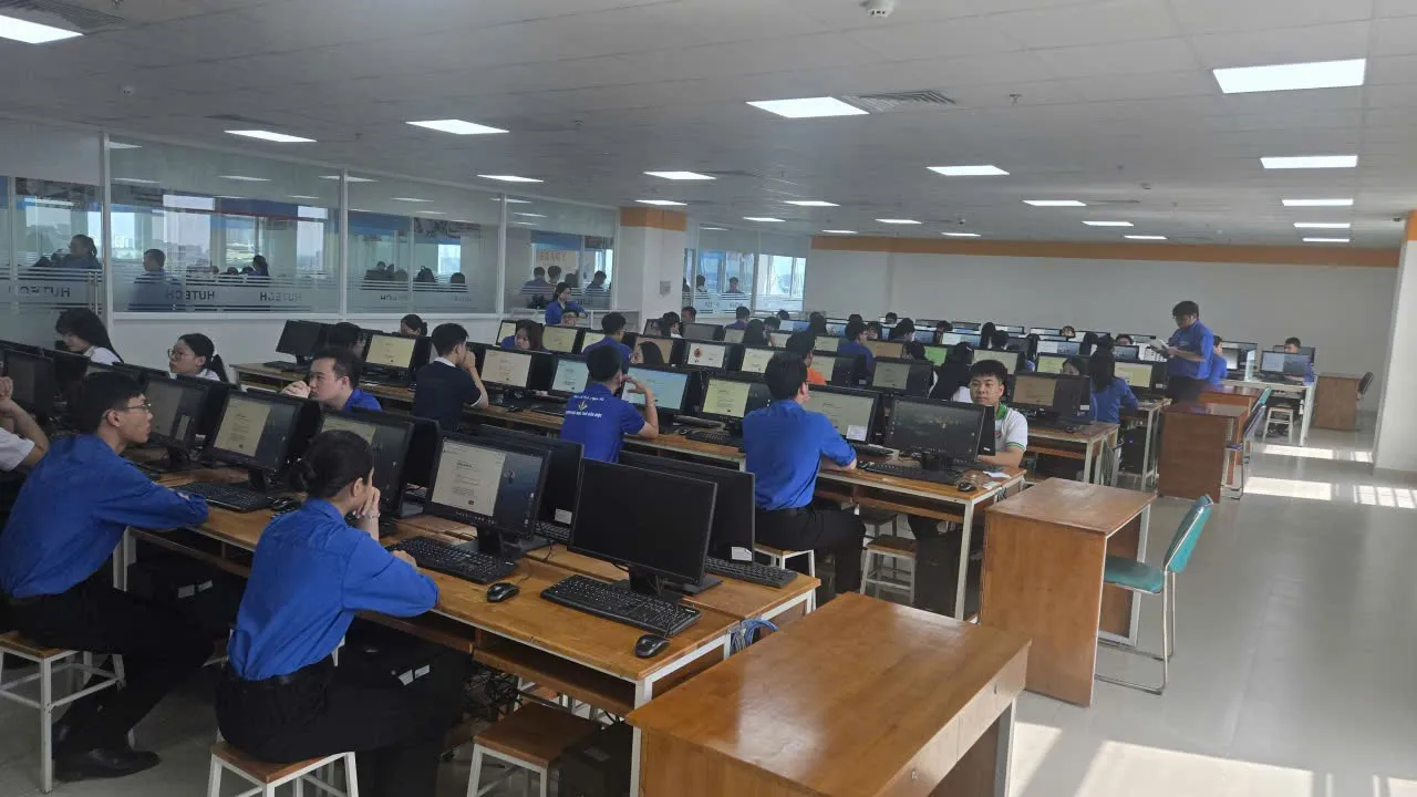 Các bạn thí sinh chuẩn bị vào thi tại hội thi tầm nhìn xuyên thế kỷ - Ảnh Bá Nam