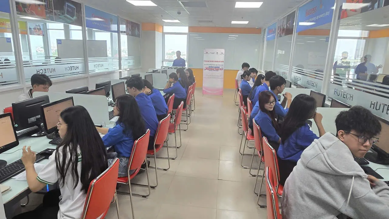 Các thí sinh chuẩn bị cho vòng loại bảng đội tuyển của hội thi tầm nhìn xuyên thế kỷ 2026 - Ảnh Bá Nam