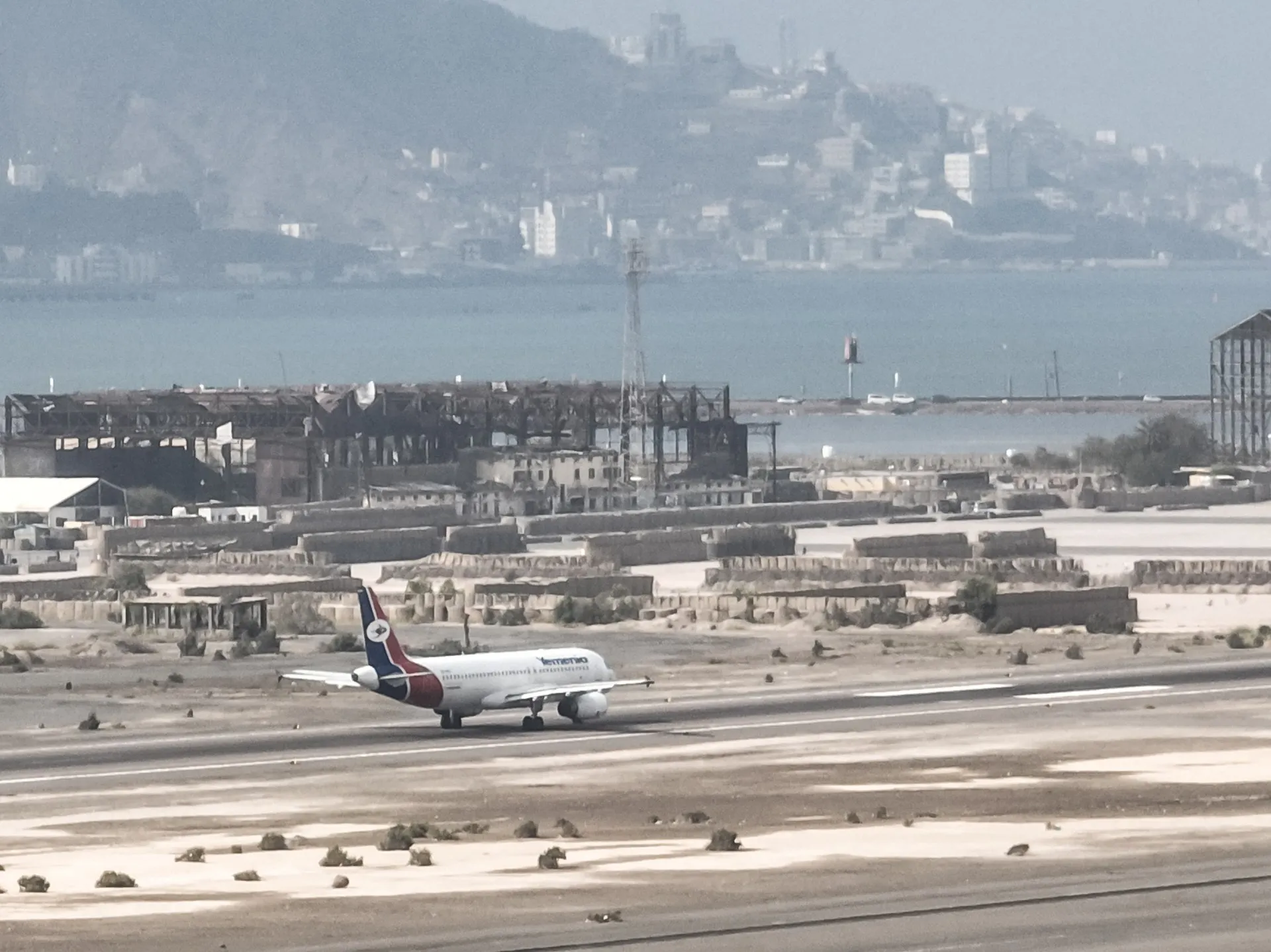 Houthi tiếp tục tấn công sân bay, cơ sở dầu mỏ của Ả-Rập Xê-Út - Ảnh 2.