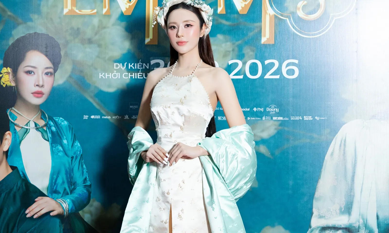 Người đẹp Tô Diệp Hà diện áo dài cách tân, đọ sắc cùng mỹ nhân phim Chị Chị Em Em 3 