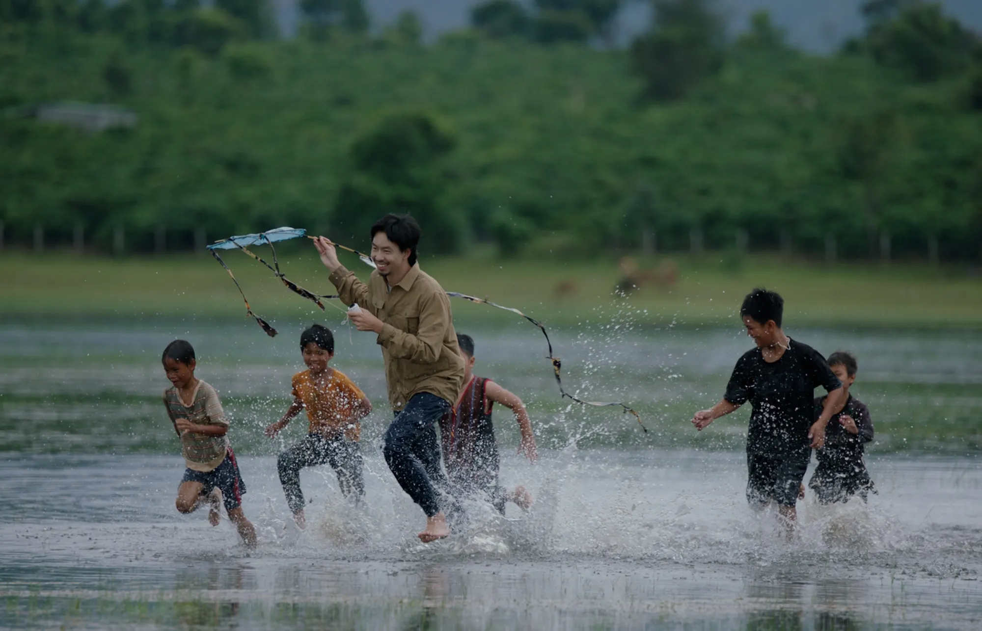 Den - Nhung Em Be Mat Troi -4123