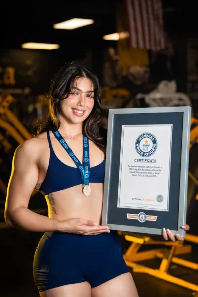 Lilian Zamora Alonso tươi cười cầm chứng nhận kỷ lục Guinness