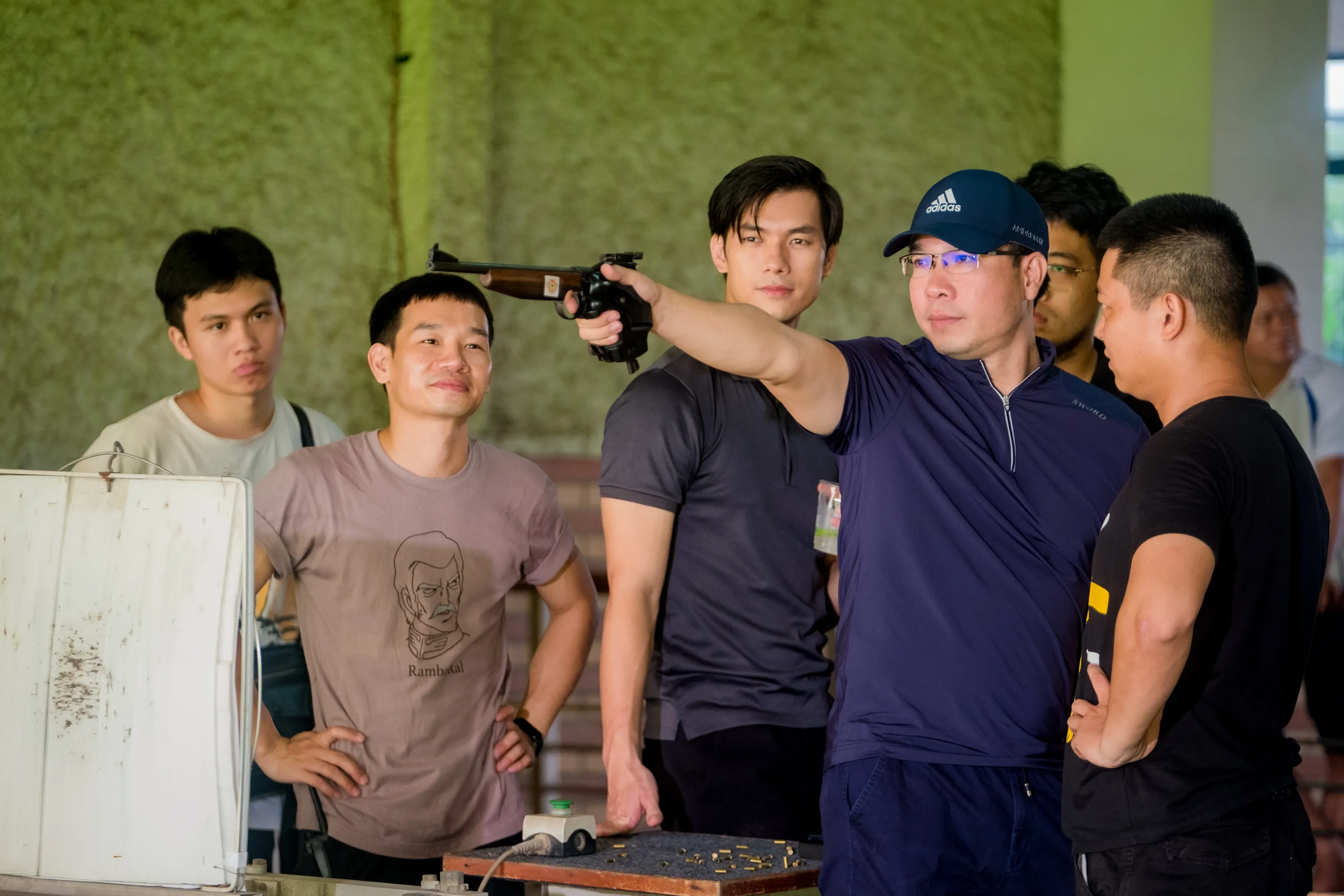 Hoàng Xuân Vinh hướng dẫn Nhan Phúc Vinh sử dụng súng
