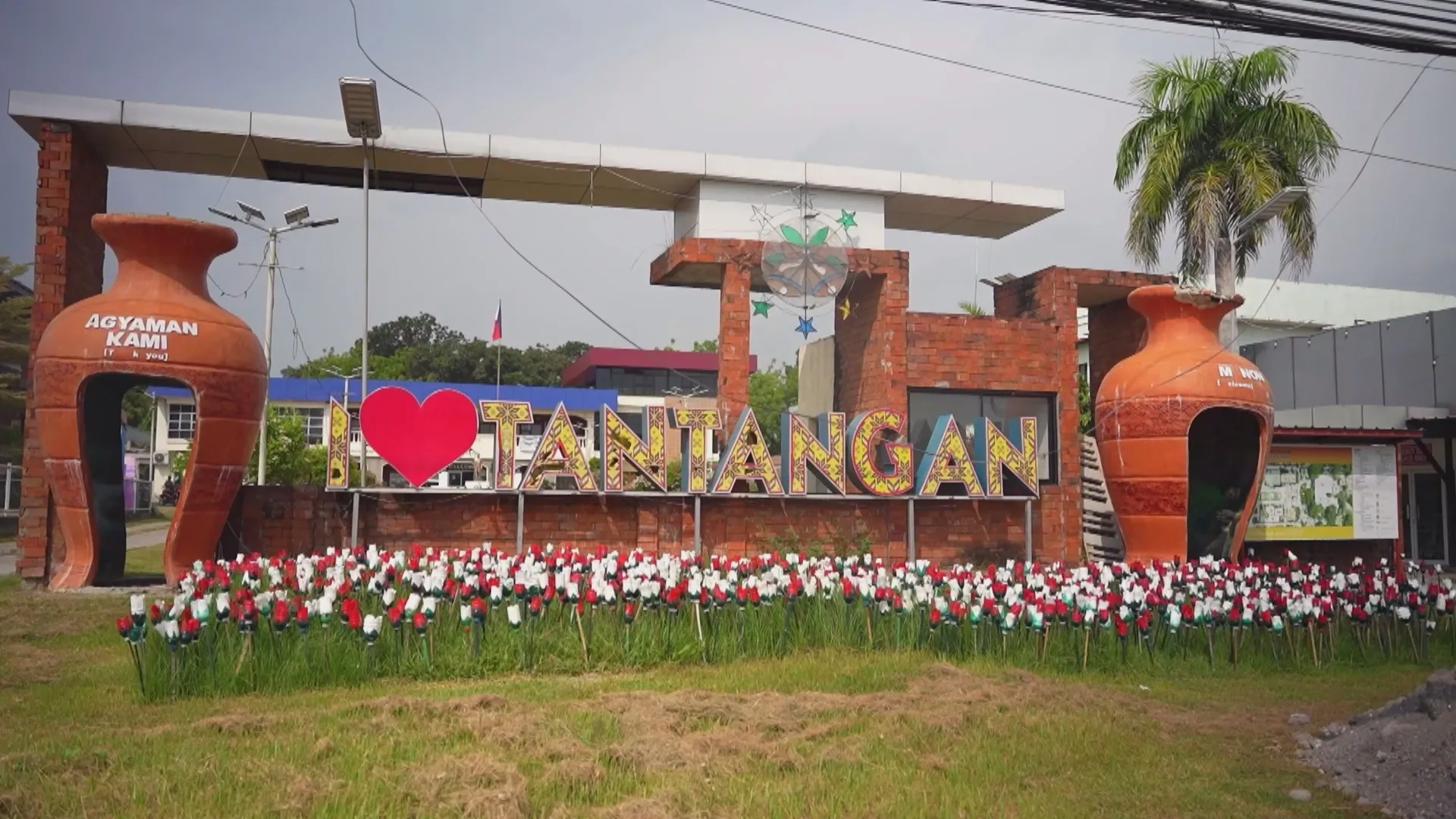Từ Trường Tiểu học Lamsogod, sáng kiến tái chế chai nhựa thành hoa tulip lan tỏa thông điệp bảo vệ môi trường và làm đẹp cảnh quan địa phương