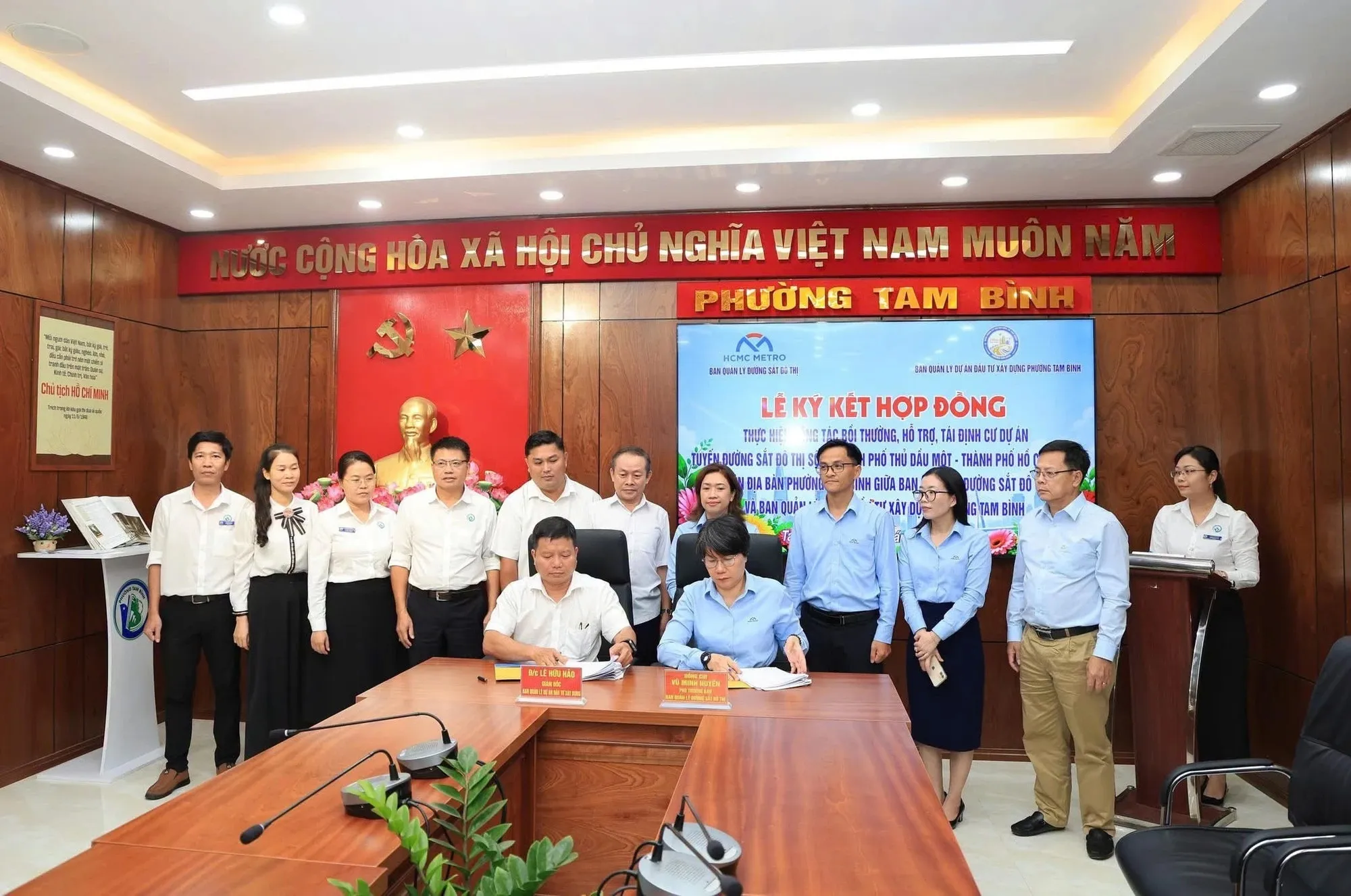 Đại diện phường Tam Bình và Ban Quản lý đường sắt đô thị TP. Hồ Chí Minh ký hợp đồng công tác bồi thường, hỗ trợ, tái định cư dự án metro Thủ Dầu Một - TP. Hồ Chí Minh