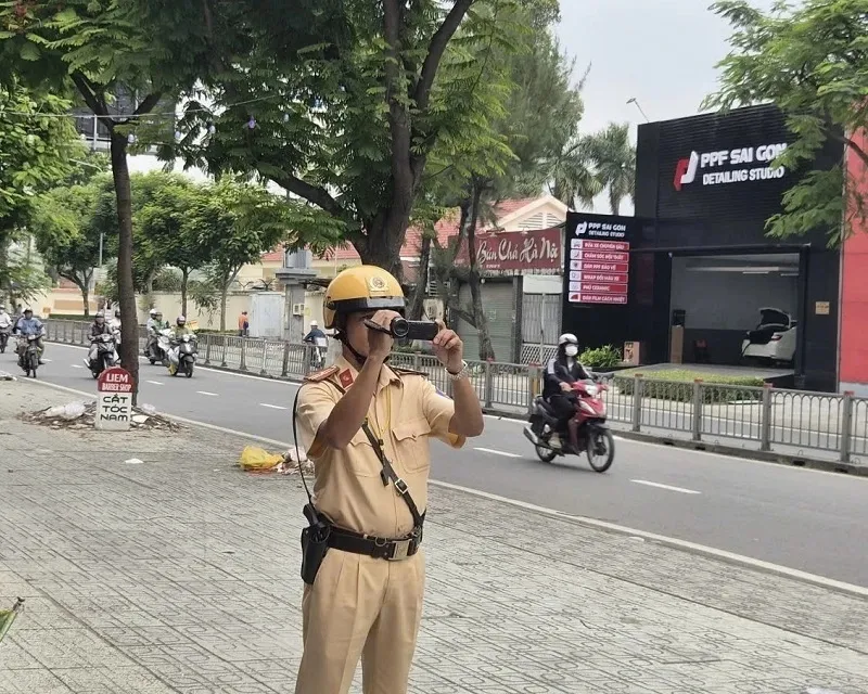 CSGT công khai ghi hình phạt nguội, vẫn có trường hợp vi phạm - Ảnh: PC08