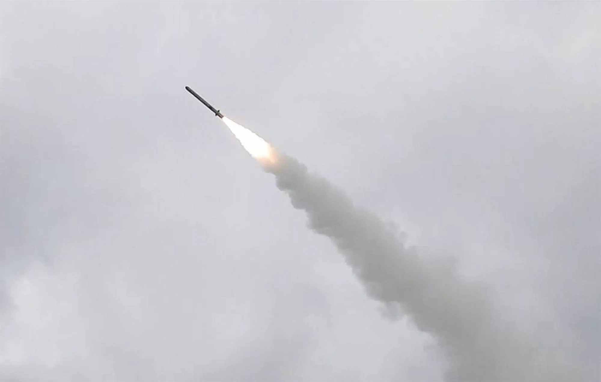 Tên lửa Nga tấn công cứ điểm Ukraina - Ảnh: TASS