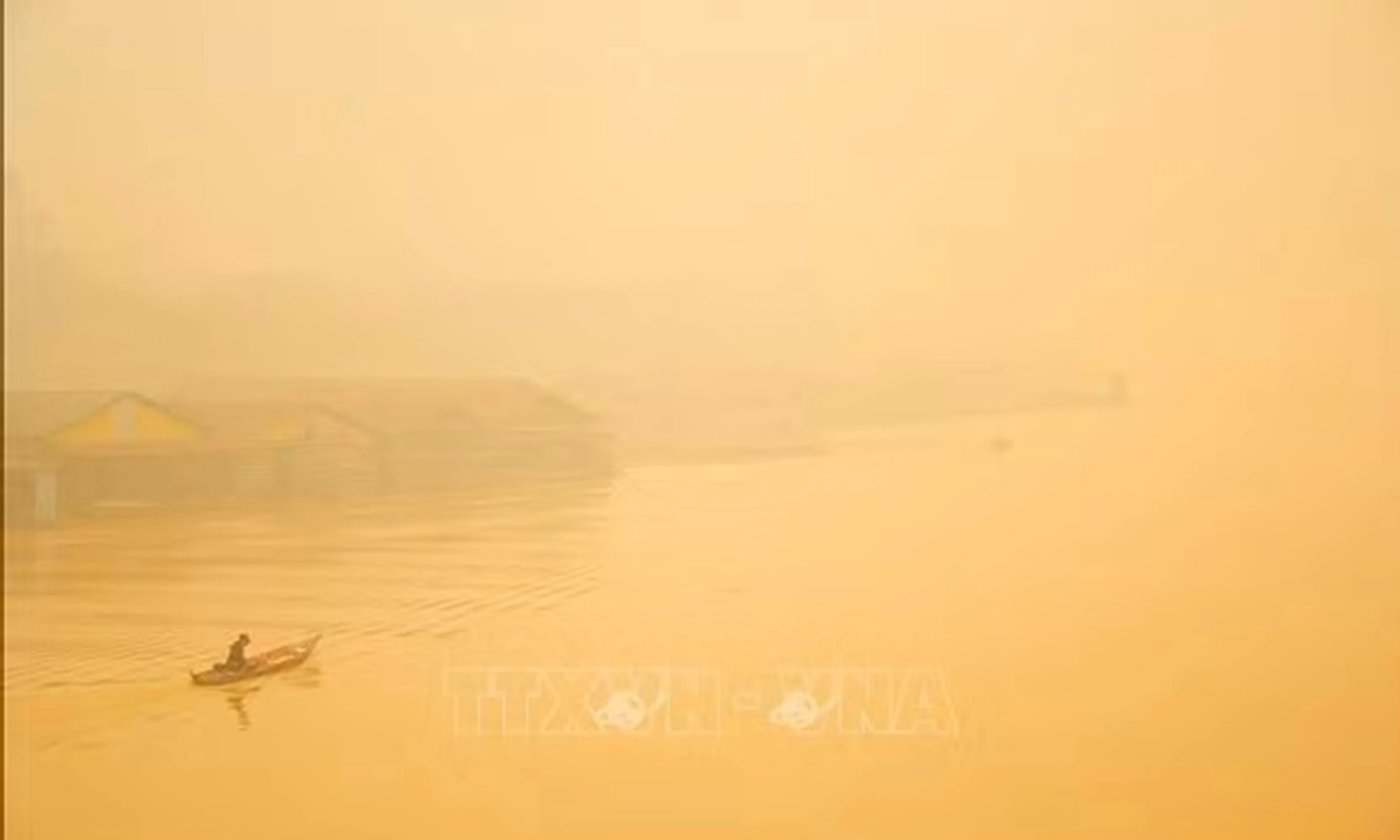Khói mù dày đặc do cháy rừng bao phủ khu vực Palangka Raya, tỉnh Trung Kalimantan, Indonesia - Ảnh: TTXVN