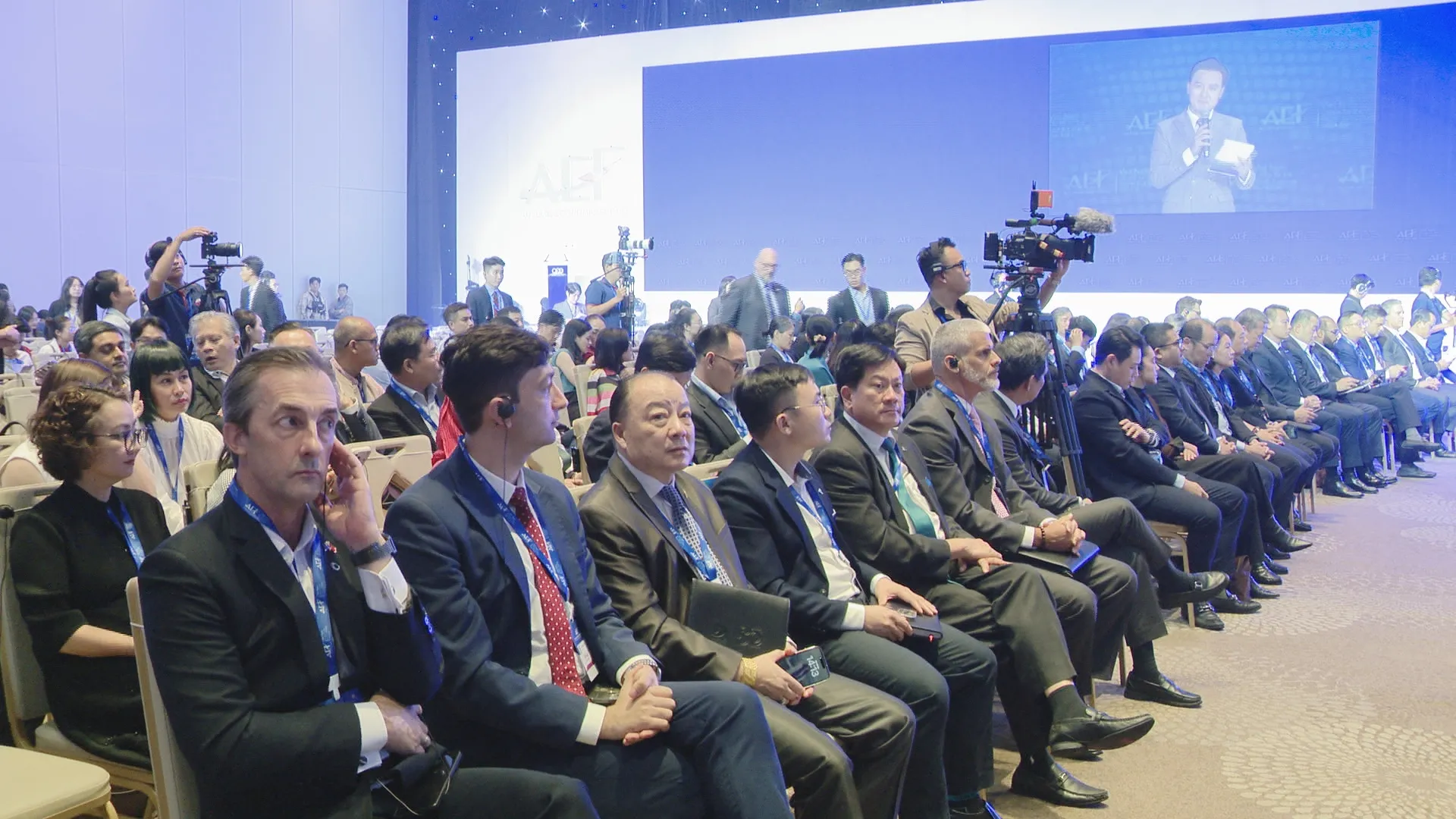 Đại diện các doanh nghiệp và tổ chức quốc tế tham dự Diễn đàn CEO 500, tìm kiếm cơ hội hợp tác đầu tư trong các lĩnh vực phát triển mới