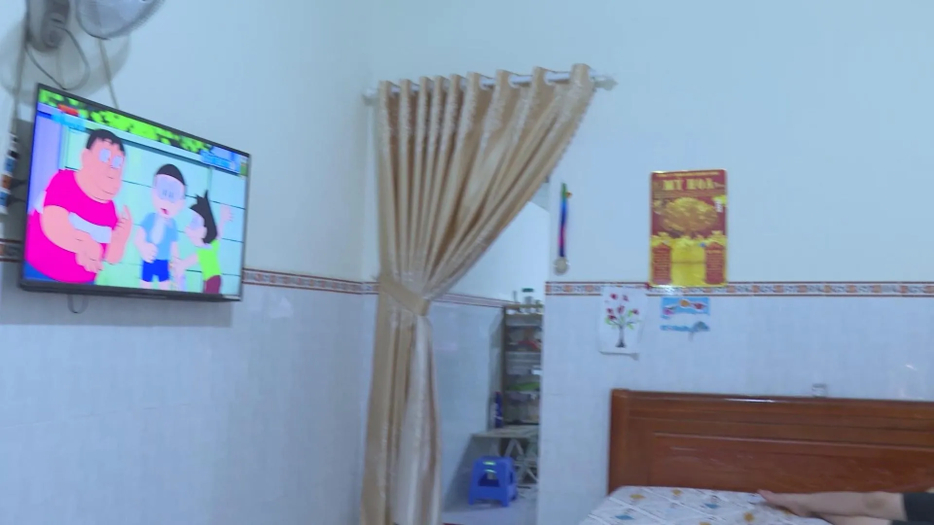 Căn phòng trọ của các gia đình công nhân là nơi tập trung mọi nhu cầu sinh hoạt, học tập vào khung giờ tối sau một ngày làm việc