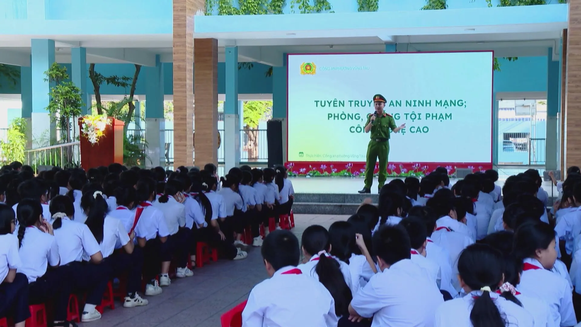 Học sinh tham gia buổi sinh hoạt chuyên đề phòng, chống bạo lực học đường và tội phạm mạng tại sân trường