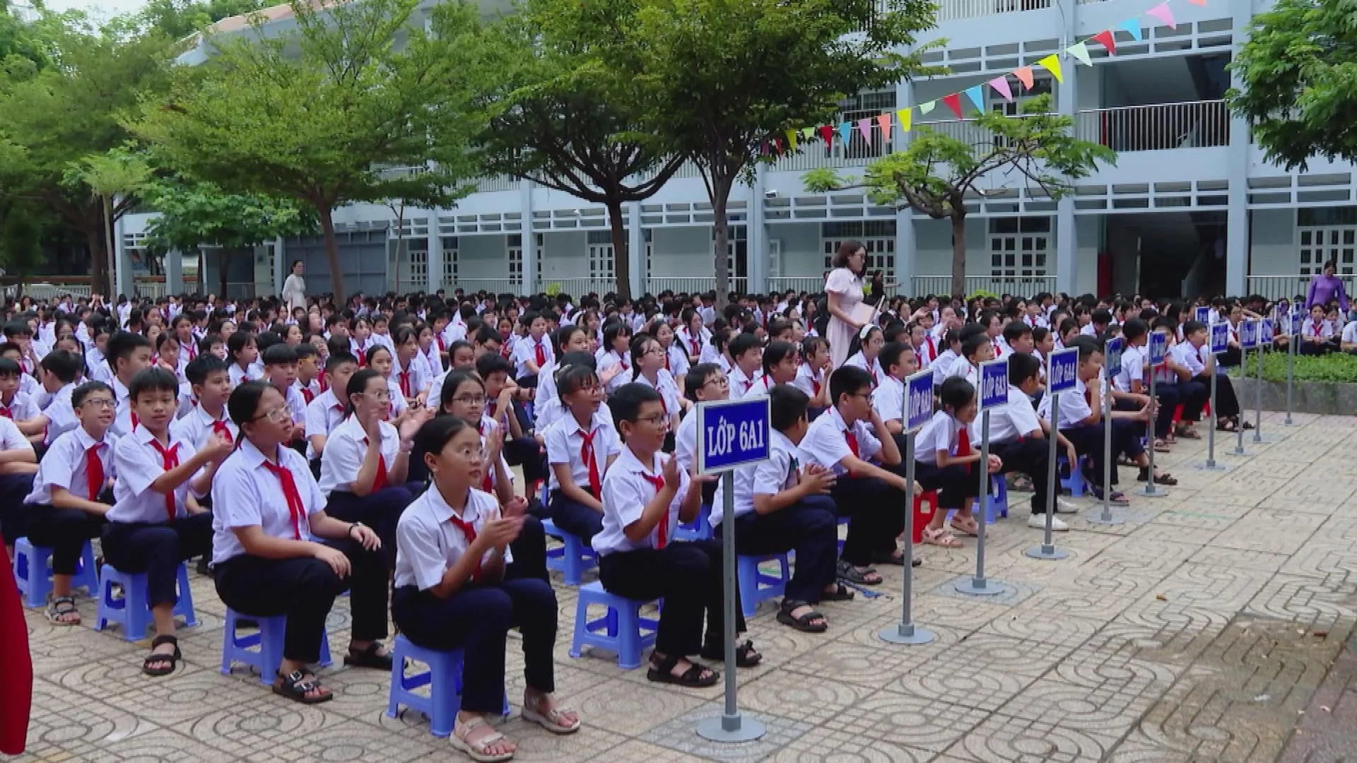 Học sinh tham gia buổi sinh hoạt chuyên đề phòng, chống bạo lực học đường và tội phạm mạng tại sân trường