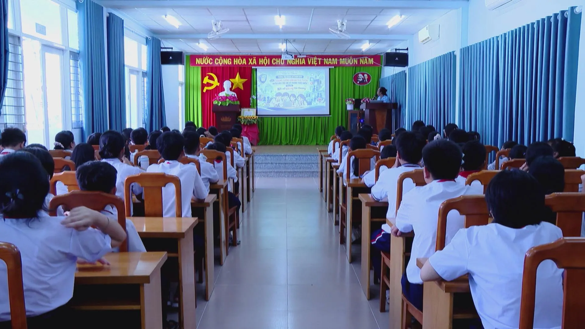 Toàn cảnh buổi tuyên truyền chuyên đề phòng, chống xâm hại trực tuyến và bạo lực học đường