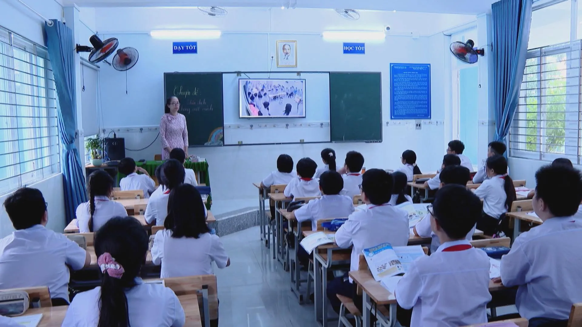 Giáo viên lồng ghép video trực quan hướng dẫn kỹ năng tự bảo vệ trong tiết sinh hoạt chuyên đề tại lớp học
