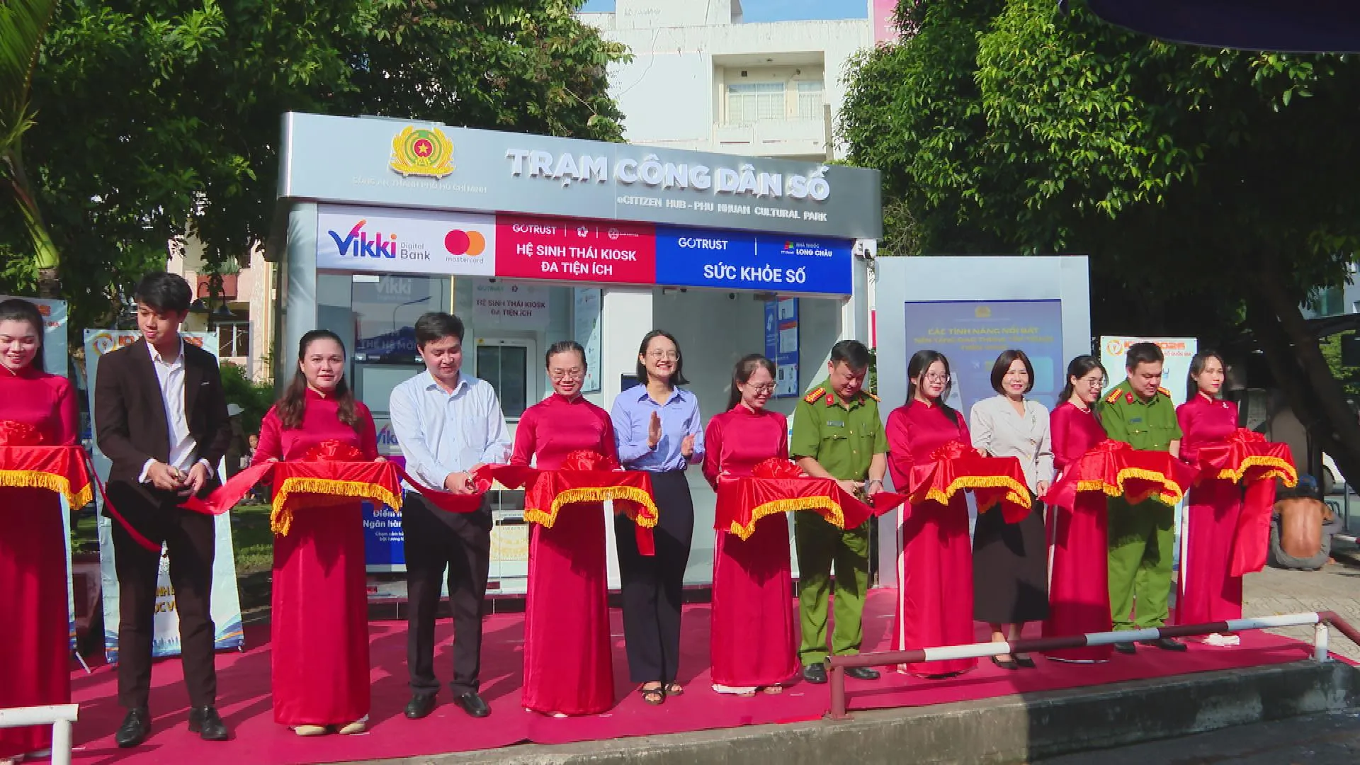 ​   Các đại biểu thực hiện nghi thức cắt băng khánh thành Trạm Công dân số  ​