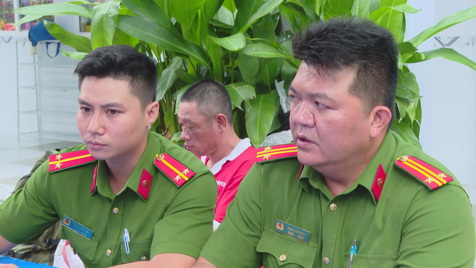 Lực lượng công an hướng dẫn người dân tiếp cận các tiện ích số tại cơ sở