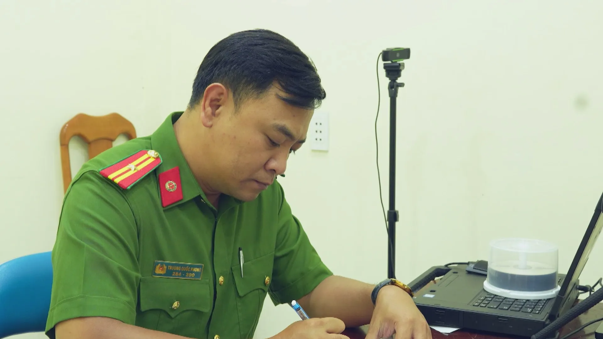 Kiểm soát cảm xúc khi mâu thuẫn: Làm gì để tránh bạo lực? - Ảnh 1.
