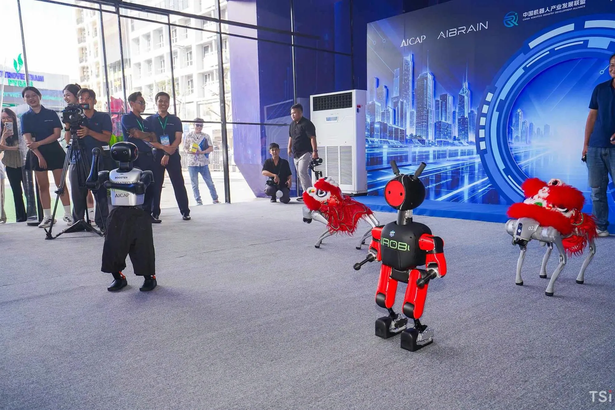 Các robot hình người tham gia trình diễn vũ đạo theo giai điệu âm nhạc Việt Nam - Ảnh: Xuân Thành - Vneconomy.vn