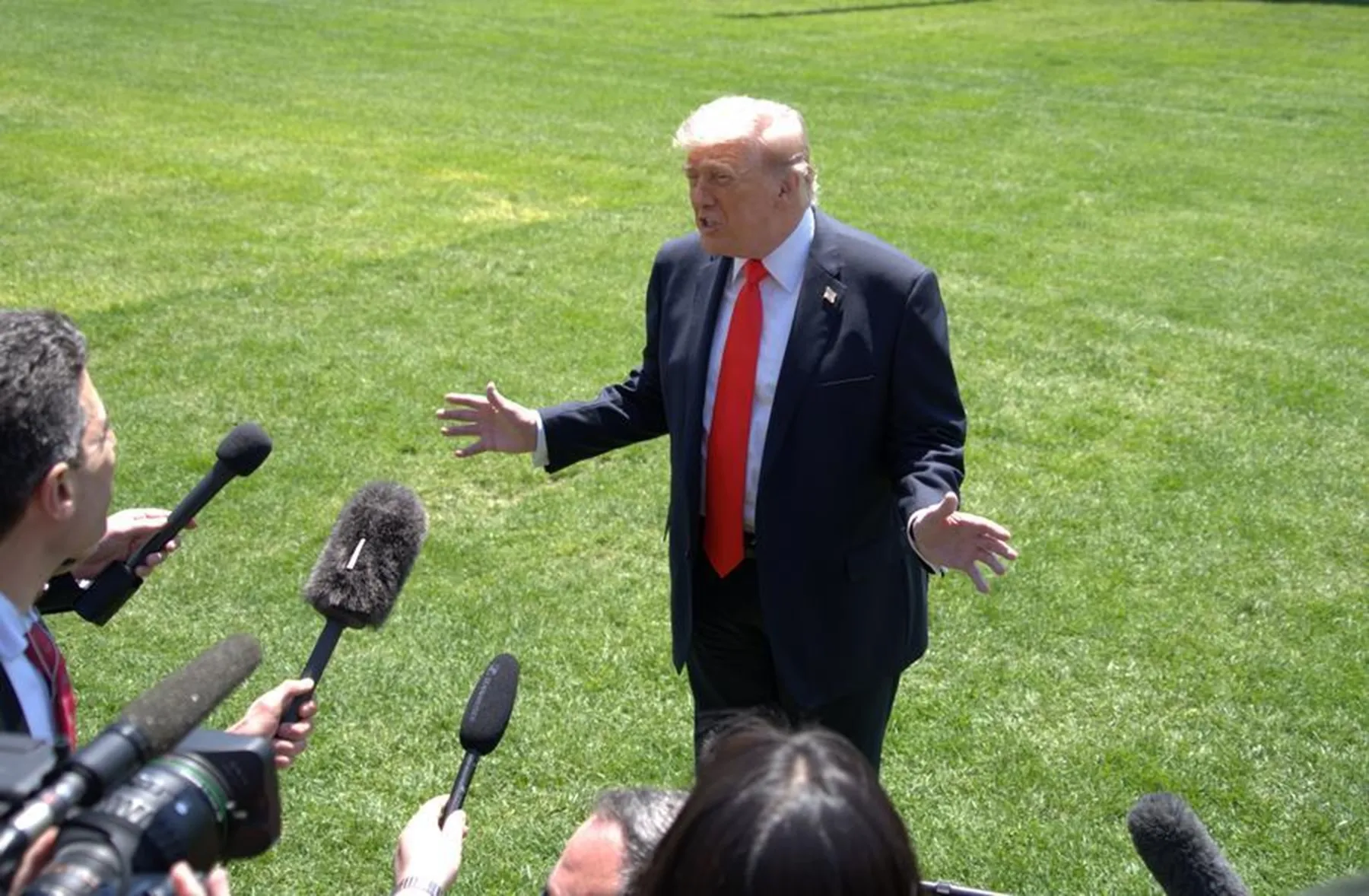 Tổng thống Mỹ Donald Trump trả lời phỏng vấn báo chí trong khuôn viên Nhà Trắng - Ảnh: THX