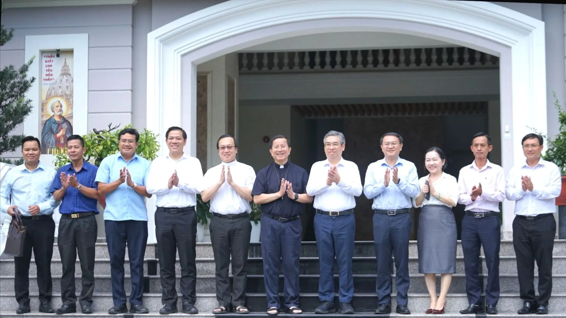 Đồng chí Nguyễn Phước Lộc cùng các thành viên trong đoàn thăm, chúc sức khỏe Đức Giám mục Giuse Nguyễn Tấn Tước - Ảnh: Duy Trần - SGGP