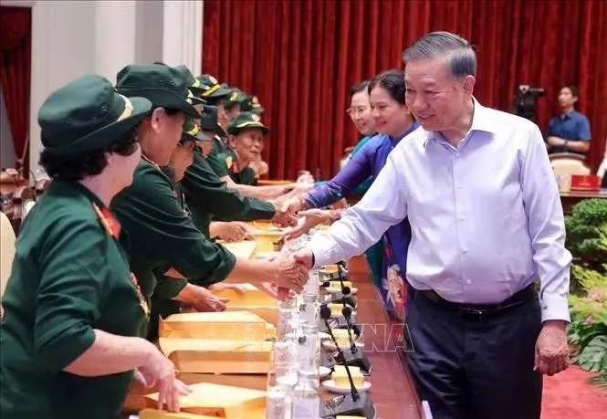 Tổng Bí thư, Chủ tịch nước Tô Lâm với đại biểu Đại đội Nữ lái xe Trường Sơn. Ảnh: Văn Điệp/TTXVN Tổng Bí thư, Chủ tịch nước Tô Lâm với đại biểu Đại đội Nữ lái xe Trường Sơn. Ảnh: Văn Điệp/TTXVN