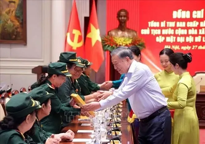 Tổng Bí thư, Chủ tịch nước Tô Lâm tặng quà cho các đại biểu Đại đội Nữ lái xe Trường Sơn. Ảnh: Văn Điệp/TTXVN Tổng Bí thư, Chủ tịch nước Tô Lâm tặng quà cho các đại biểu Đại đội Nữ lái xe Trường Sơn. Ảnh: Văn Điệp/TTXVN