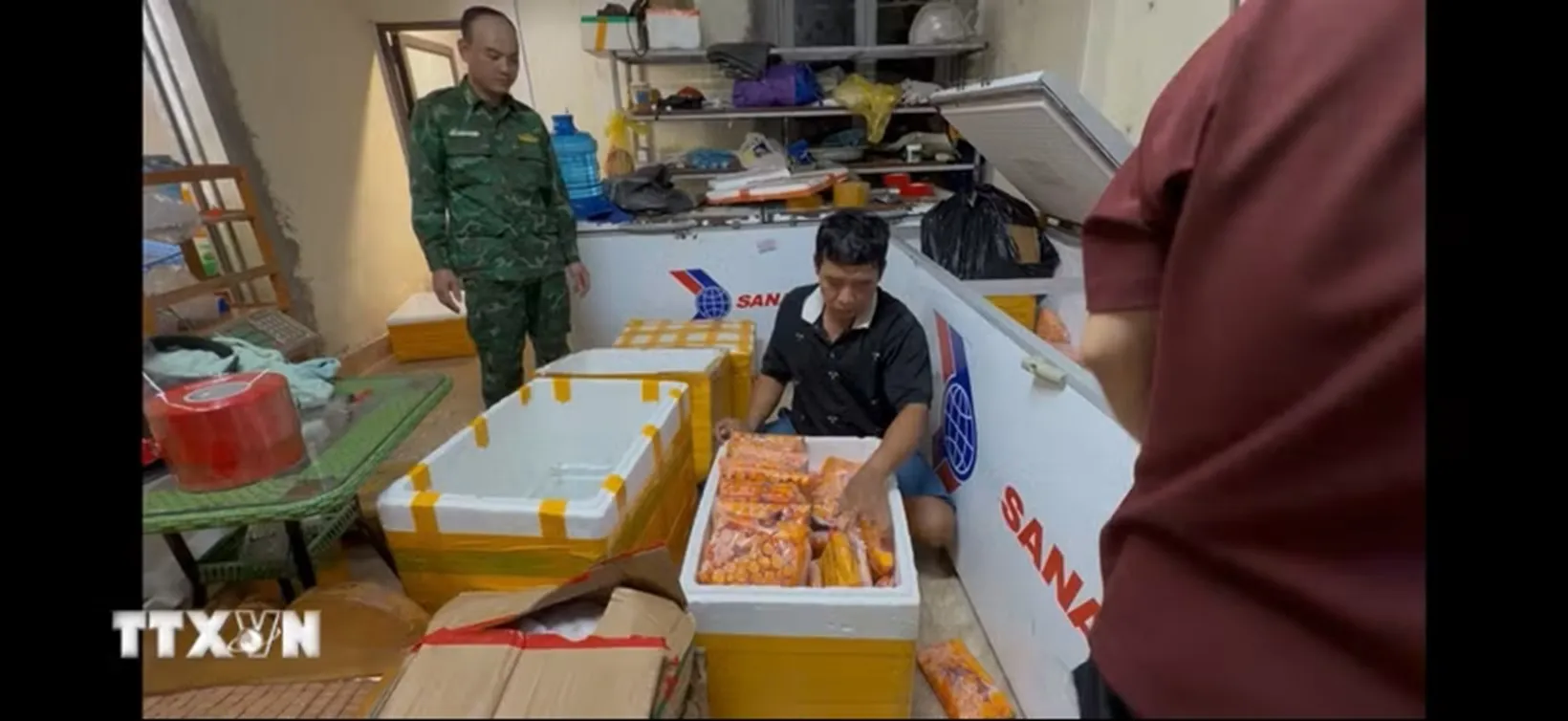 Lực lượng Bộ đội Biên phòng khám xét kho chứa hàng - Ảnh: TTXVN