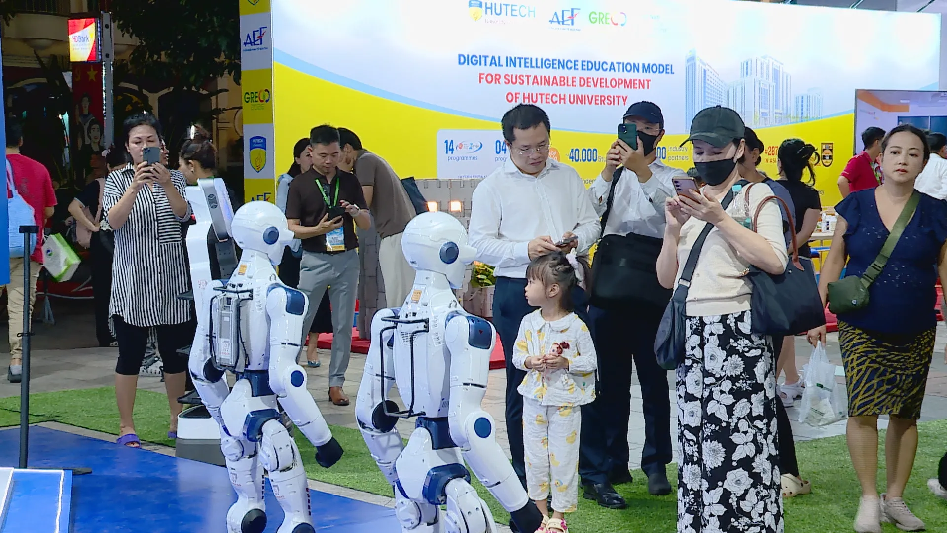 Sản phẩm robot và các ứng dụng tự động hóa thu hút sự quan tâm của khách tham quan