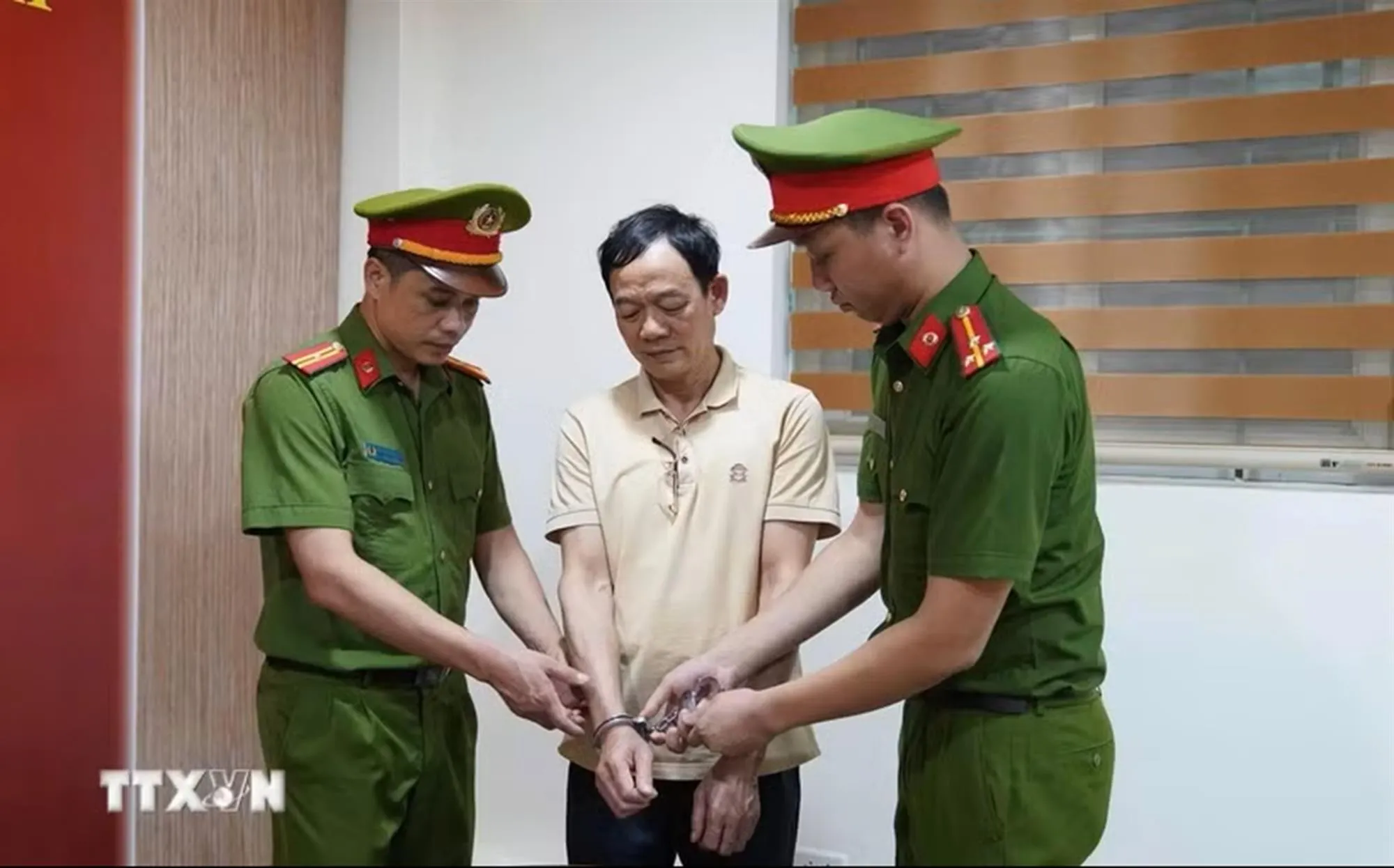 Cơ quan Cảnh sát điều tra Công an tỉnh Phú Thọ thi hành quyết định khởi tố bị can và lệnh bắt bị can để tạm giam đối với Quách Chí Lâm - Ảnh: TTXVN