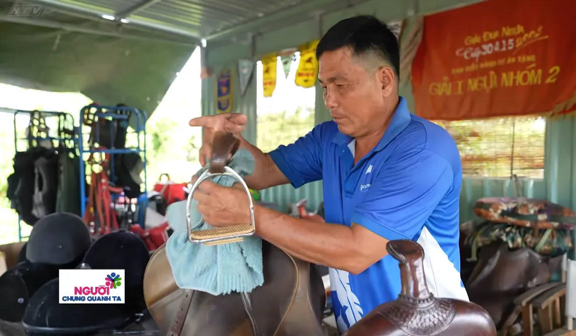 Đằng sau những cảnh phim có ngựa là công việc chuẩn bị và chăm sóc liên tục. Anh Tông phải theo dõi thể trạng của từng con, làm quen với điều kiện quay và xử lý những tình huống phát sinh