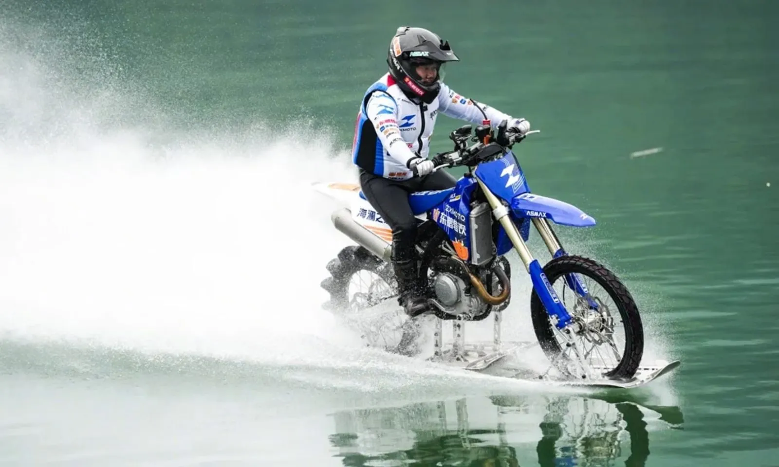 Người đàn ông lái xe máy lướt sóng hơn 40km trên mặt sông