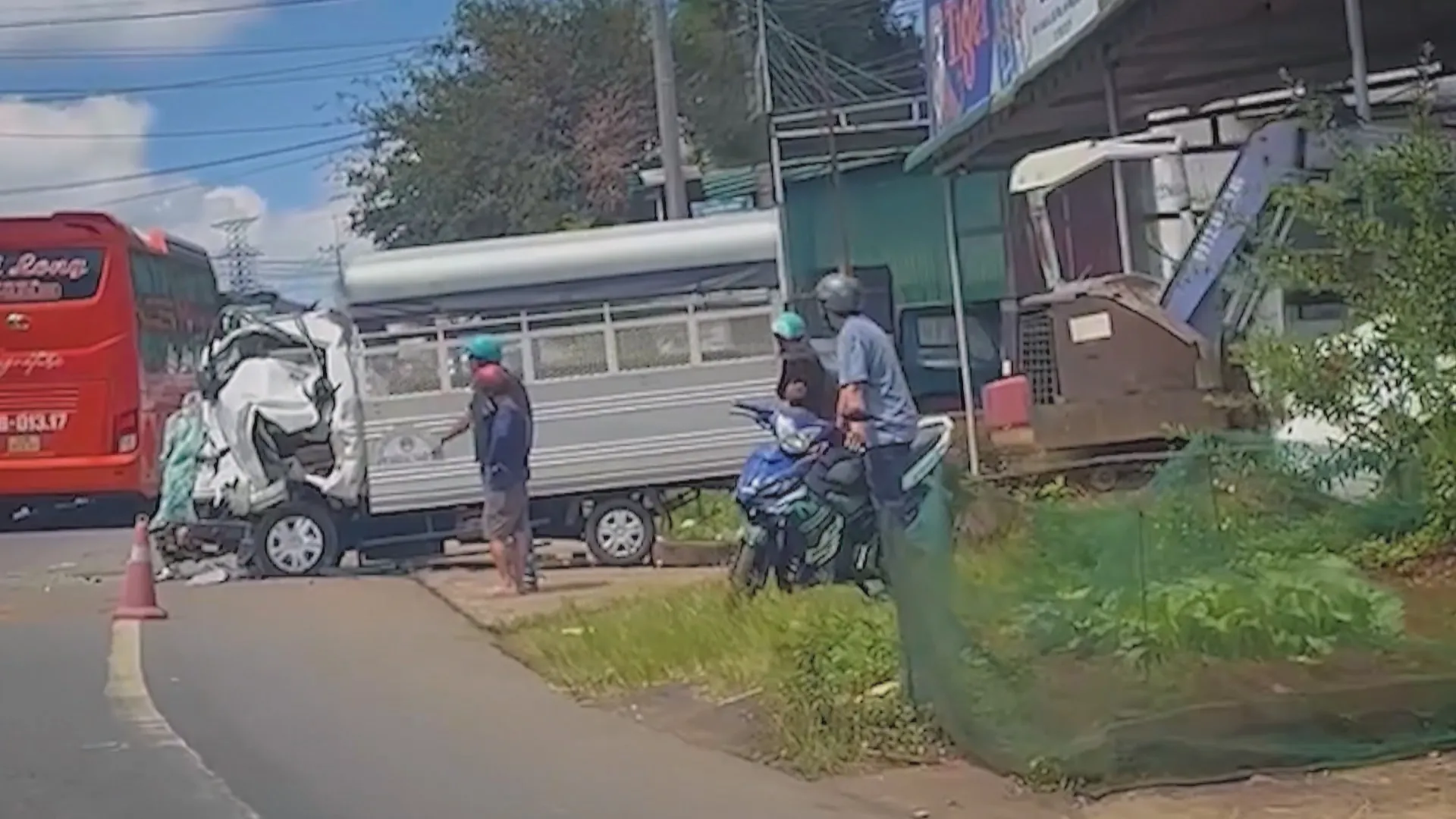 Xe đầu kéo va chạm xe tập lái, học viên lái xe tử vong - Ảnh 1.