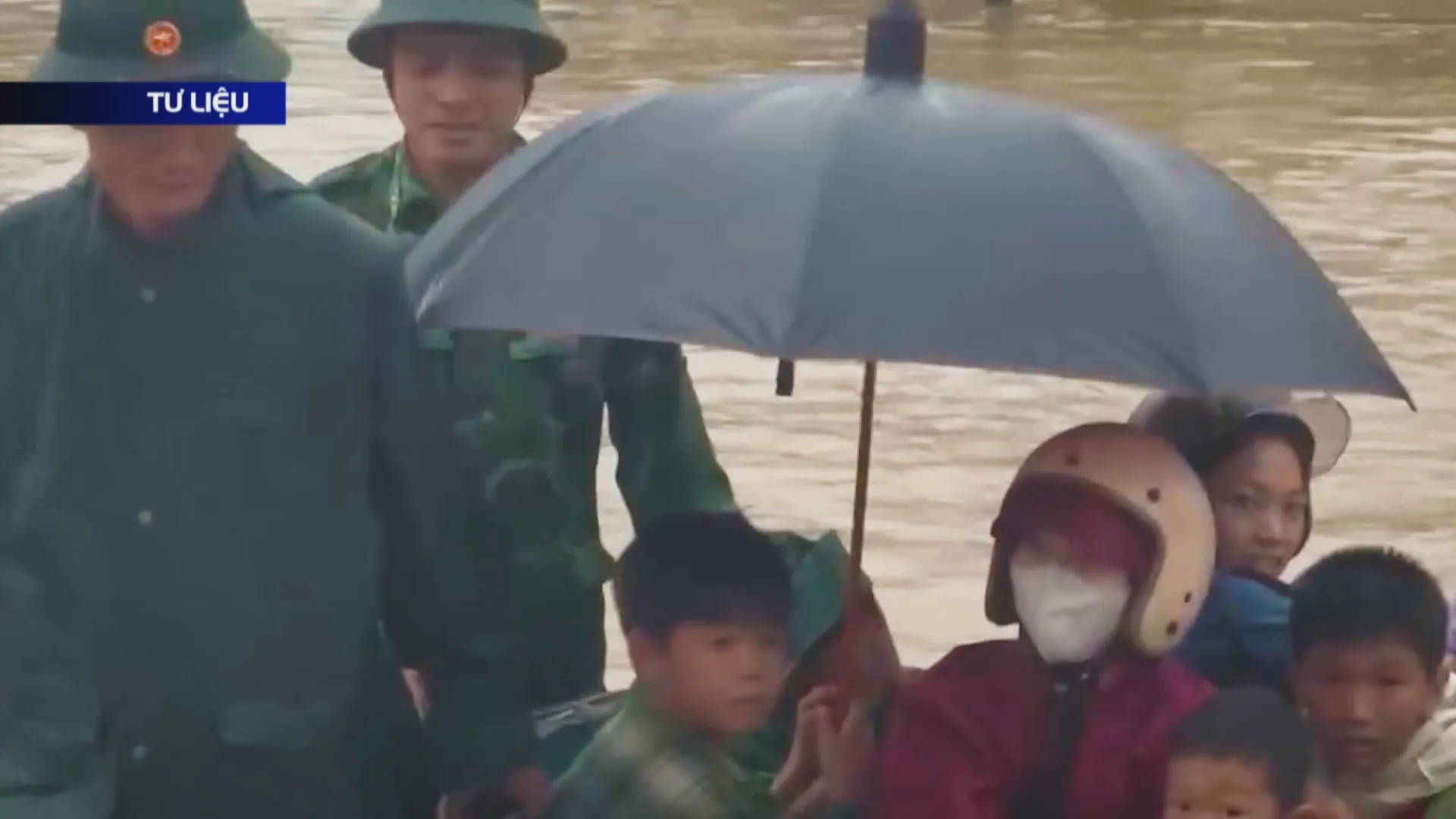 Mưa lớn từ Hà Tĩnh đến Đà Nẵng, Biển Đông gió mạnh, sóng cao 4m - Ảnh 1.