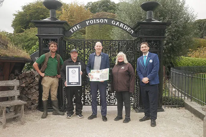 Chứng nhận kỷ lục Guinness đặt trước cổng Poison Garden