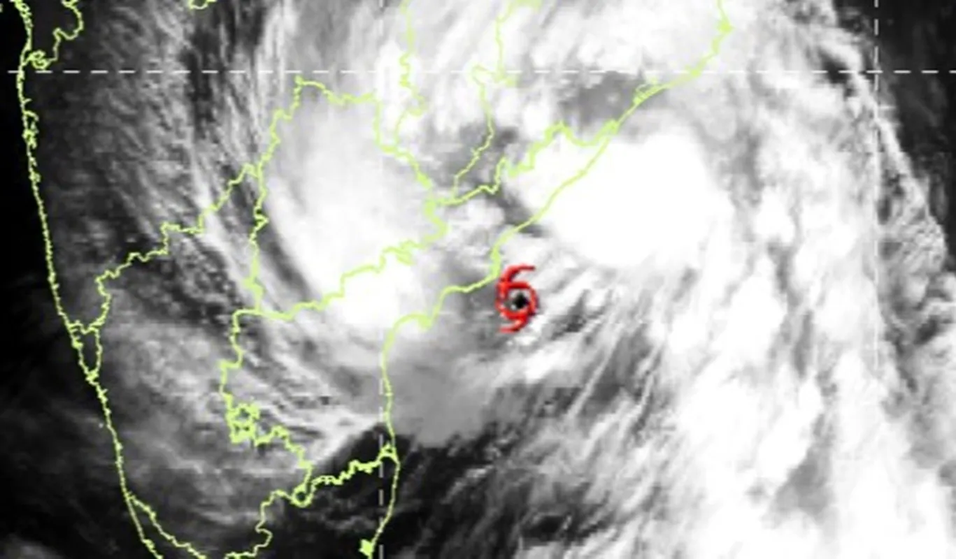 Hình ảnh vệ tinh ghi lại bão Arnab khi đổ bộ vào khu vực bờ biển bang Andhra Pradesh, phía đông nam Ấn Độ ngày 28.10.2026. Ảnh Cục Khí tượng Ấn Độ