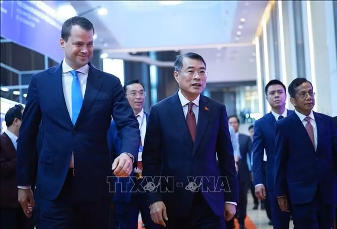 Thủ tướng Lê Minh Hưng và Giám đốc điều hành Diễn đàn Kinh tế Thế giới (WEF) Stephan Mergenthaler