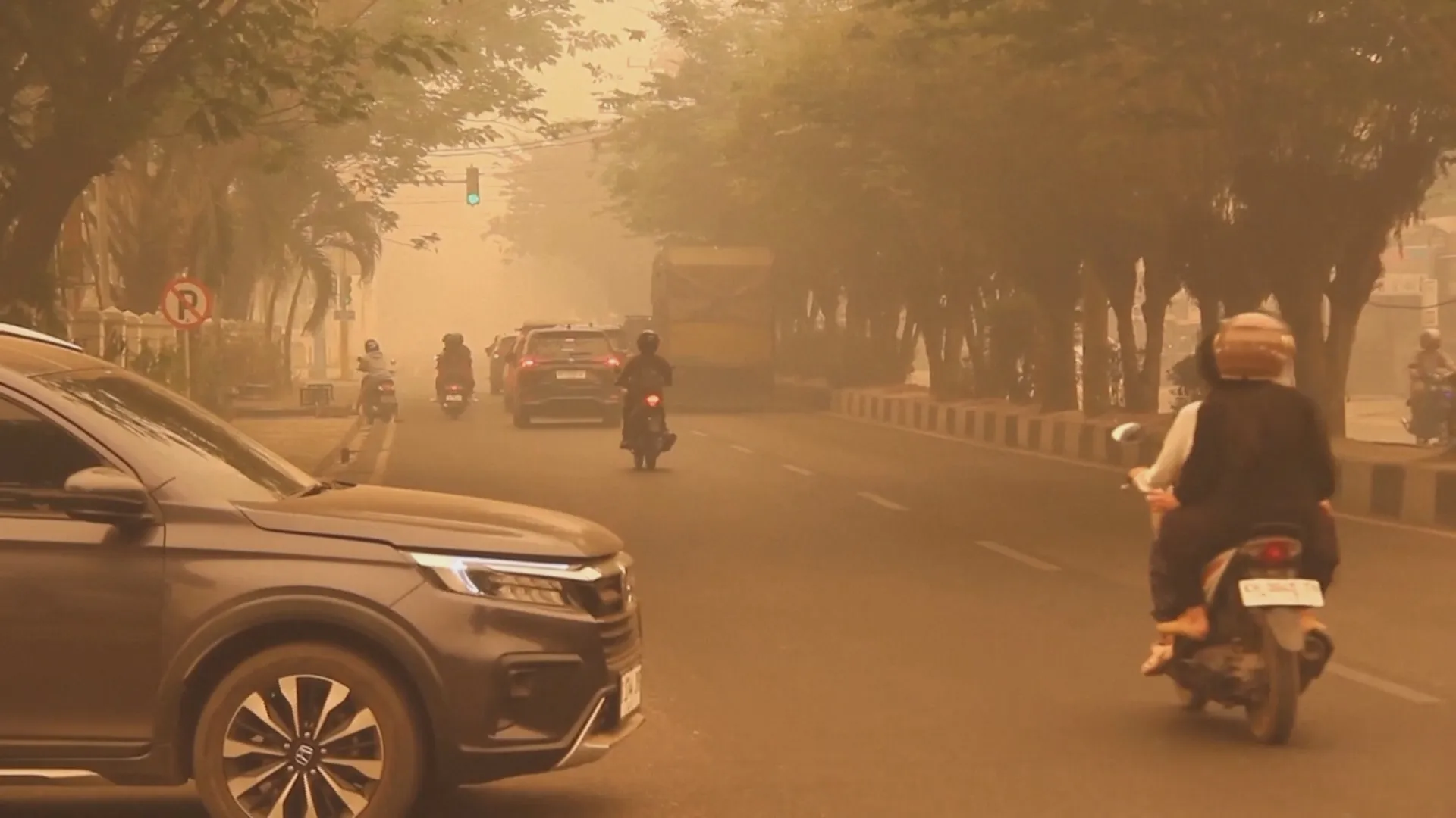 Indonesia: Xe buýt "cứu nguy" giữa thảm họa khói bụi cháy rừng - Ảnh 2.
