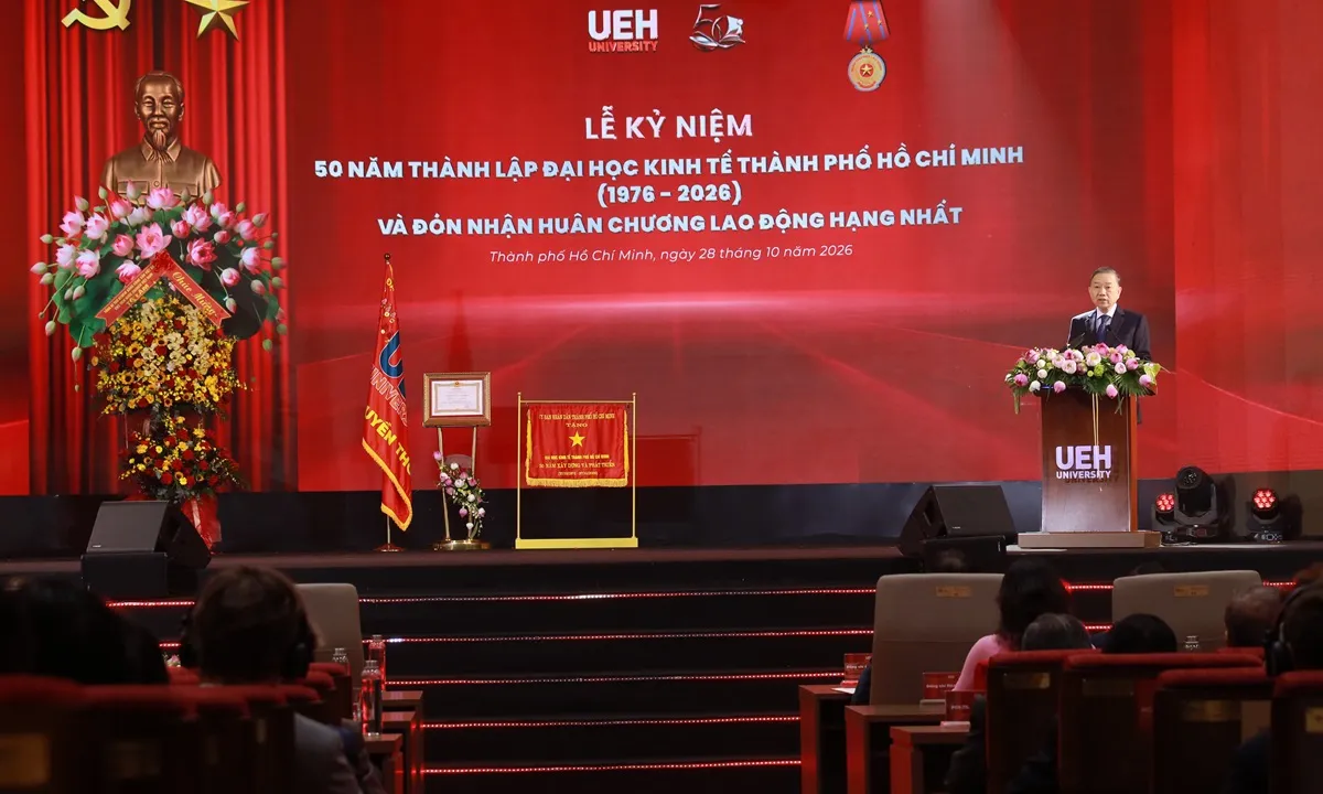 Tổng Bí thư, Chủ tịch nước Tô Lâm trao tặng Huân chương Lao động hạng Nhất cho Đại học Kinh tế TPHCM