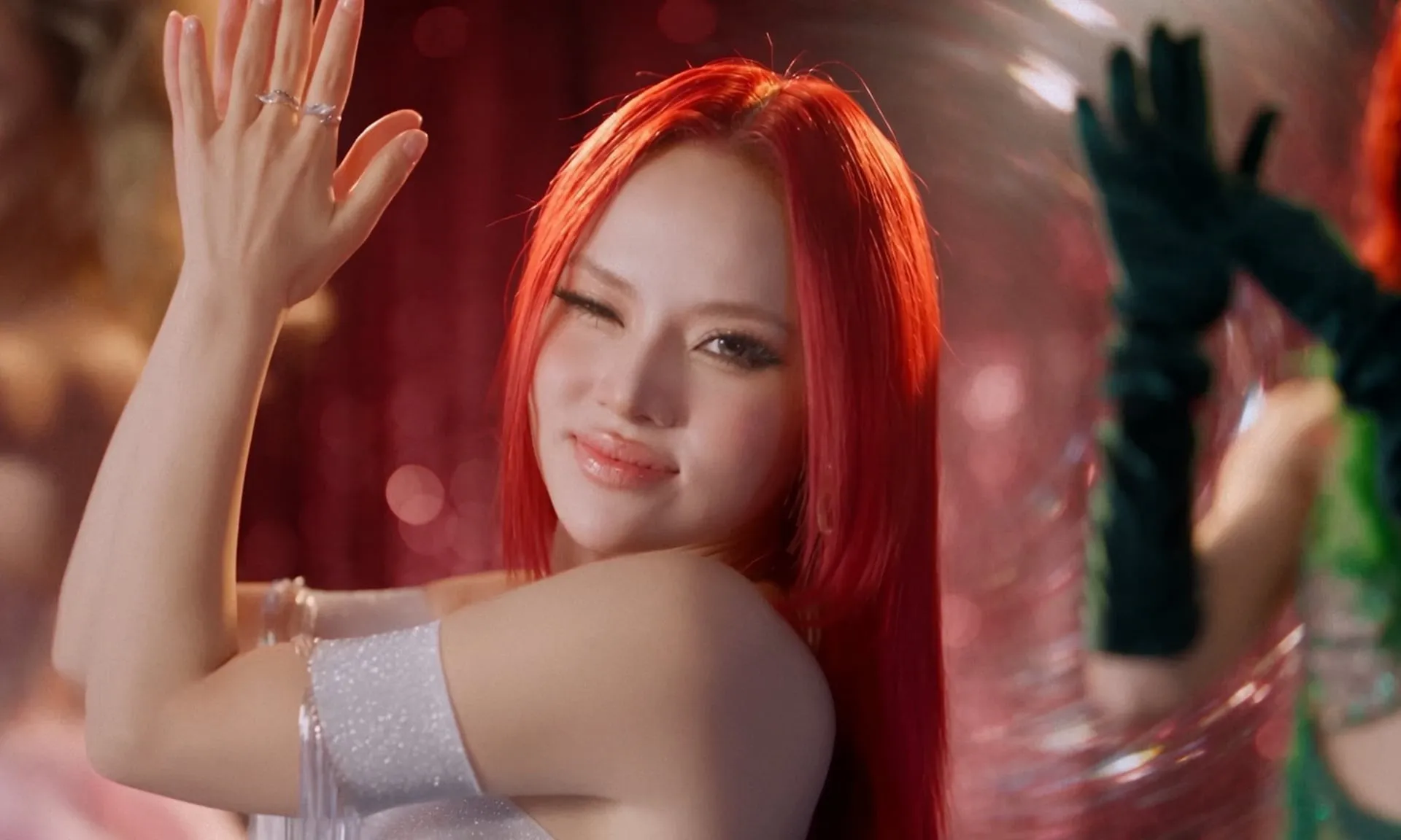 Ngô Lan Hương đưa hình ảnh thời hát cover trở lại trong MV mới