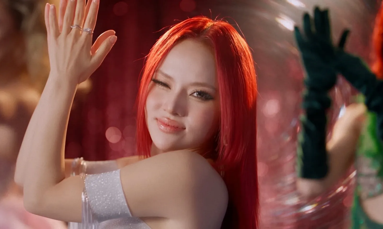 Ngô Lan Hương đưa hình ảnh thời hát cover trở lại trong MV mới