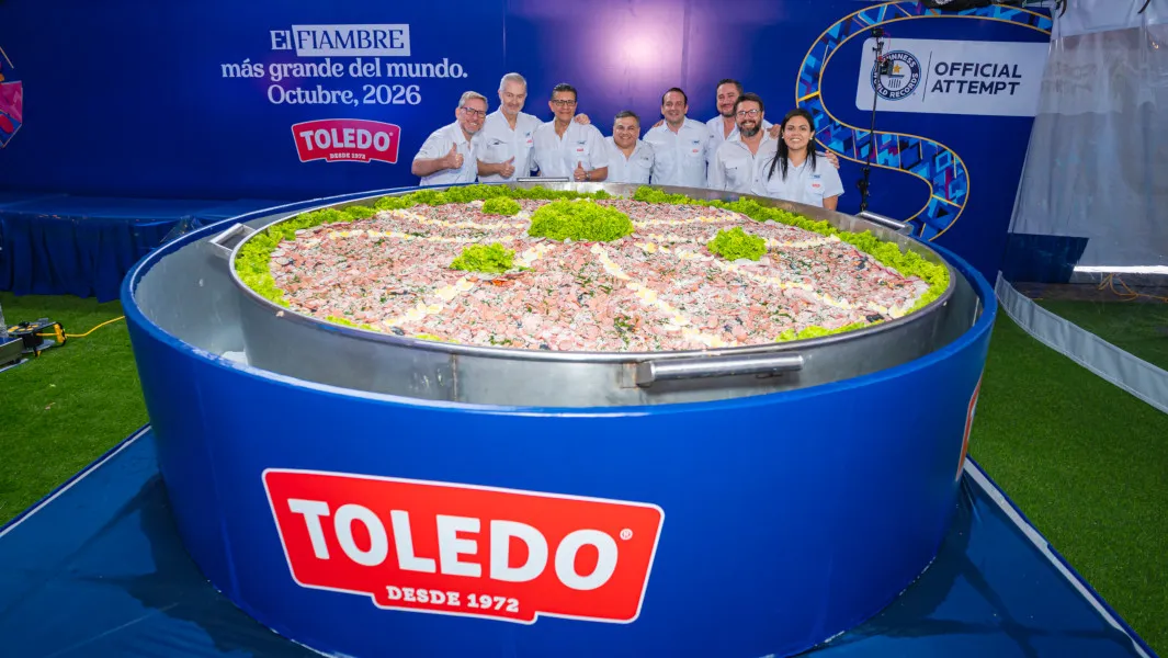 Đĩa salad fiambre khổng lồ tại sự kiện ở Guatemala City
