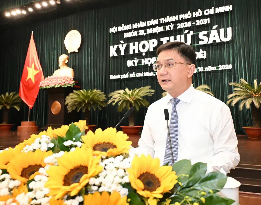 Uỷ viên dự khuyết Ban Chấp hành Trung ương Đảng, Ủy viên Ban Thường vụ Thành ủy, Phó Chủ tịch UBND TP. Hồ Chí Minh Nguyễn Mạnh Cường trình bày tờ trình tại Kỳ họp