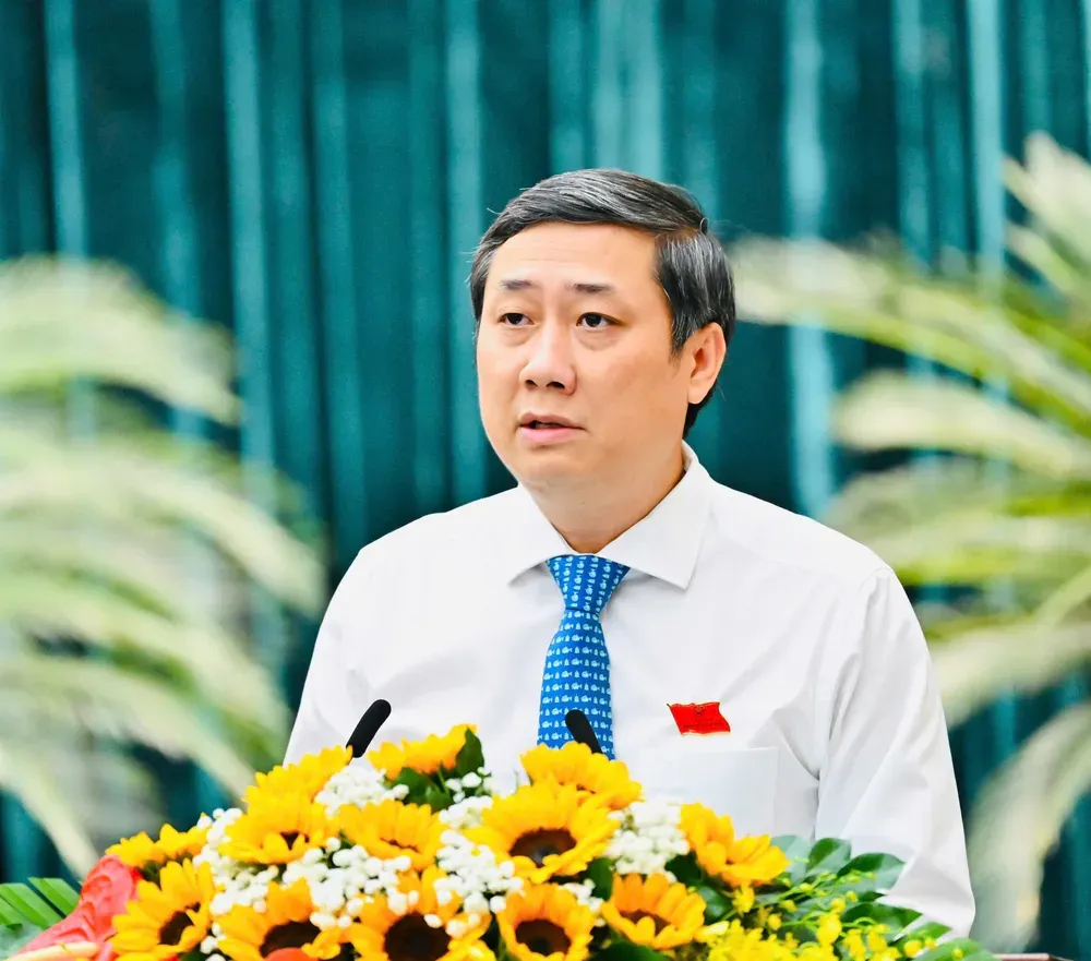 Đồng chí Nguyễn Công Danh, Trưởng Ban Kinh tế - Ngân sách HĐND TP. Hồ Chí Minh, trình bày báo cáo thẩm tra các tờ trình thuộc lĩnh vực phụ trách