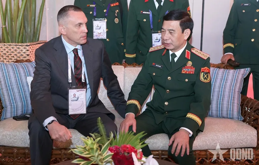 Đại tướng Phan Văn Giang tiếp xúc bên lề với Thứ trưởng Bộ Quốc phòng Nga Aleksei Yuryevich Krivoruchko.