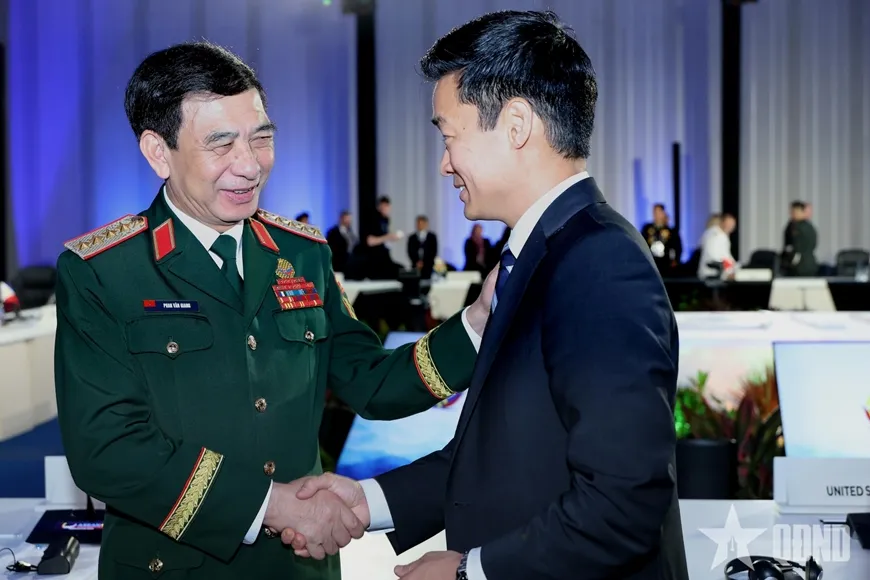 Đại tướng Phan Văn Giang tiếp xúc bên lề với ngài John Noh, Trợ lý Bộ trưởng Chiến tranh Hoa Kỳ phụ trách quan hệ an ninh Ấn Độ Dương - Thái Bình Dương.