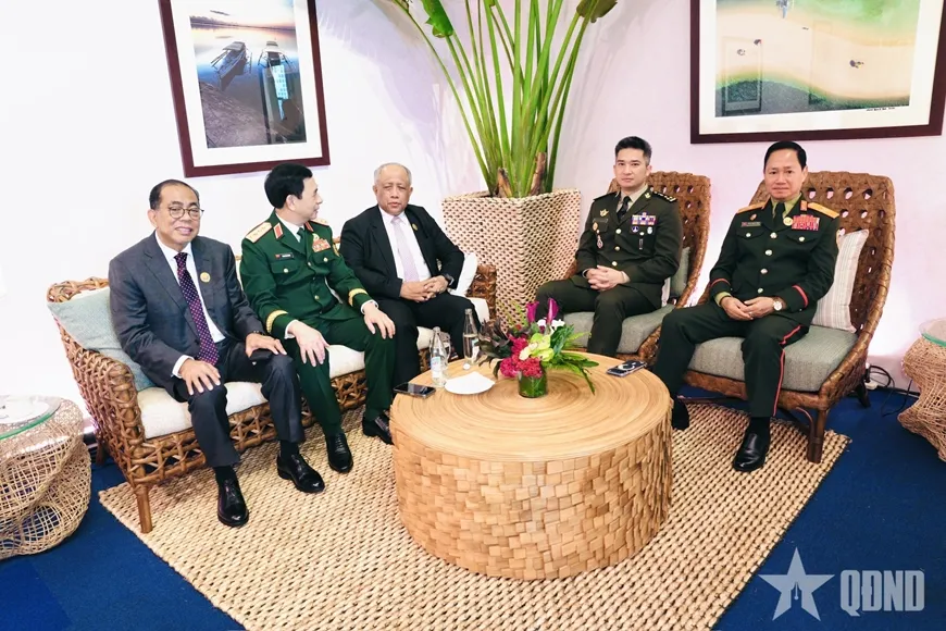 Đại tướng Phan Văn Giang gặp bên lề lãnh đạo Bộ Quốc phòng các nước.