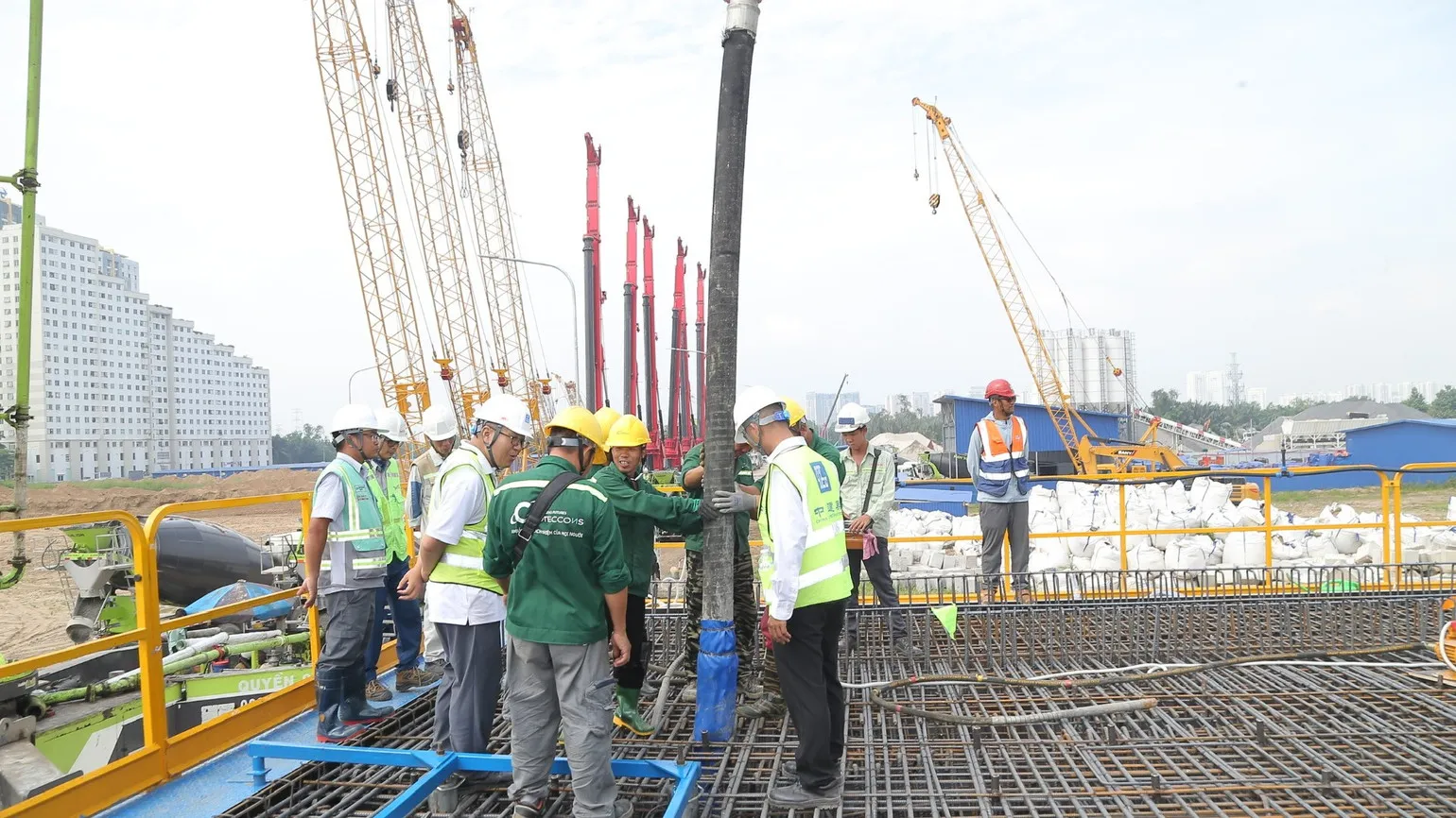 Một khu vực bãi đúc dầm tại phường Tân Mỹ phục vụ thi công tuyến đường sắt tốc độ cao Bến Thành-Cần Giờ. (Ảnh: QUÝ HIỀN)