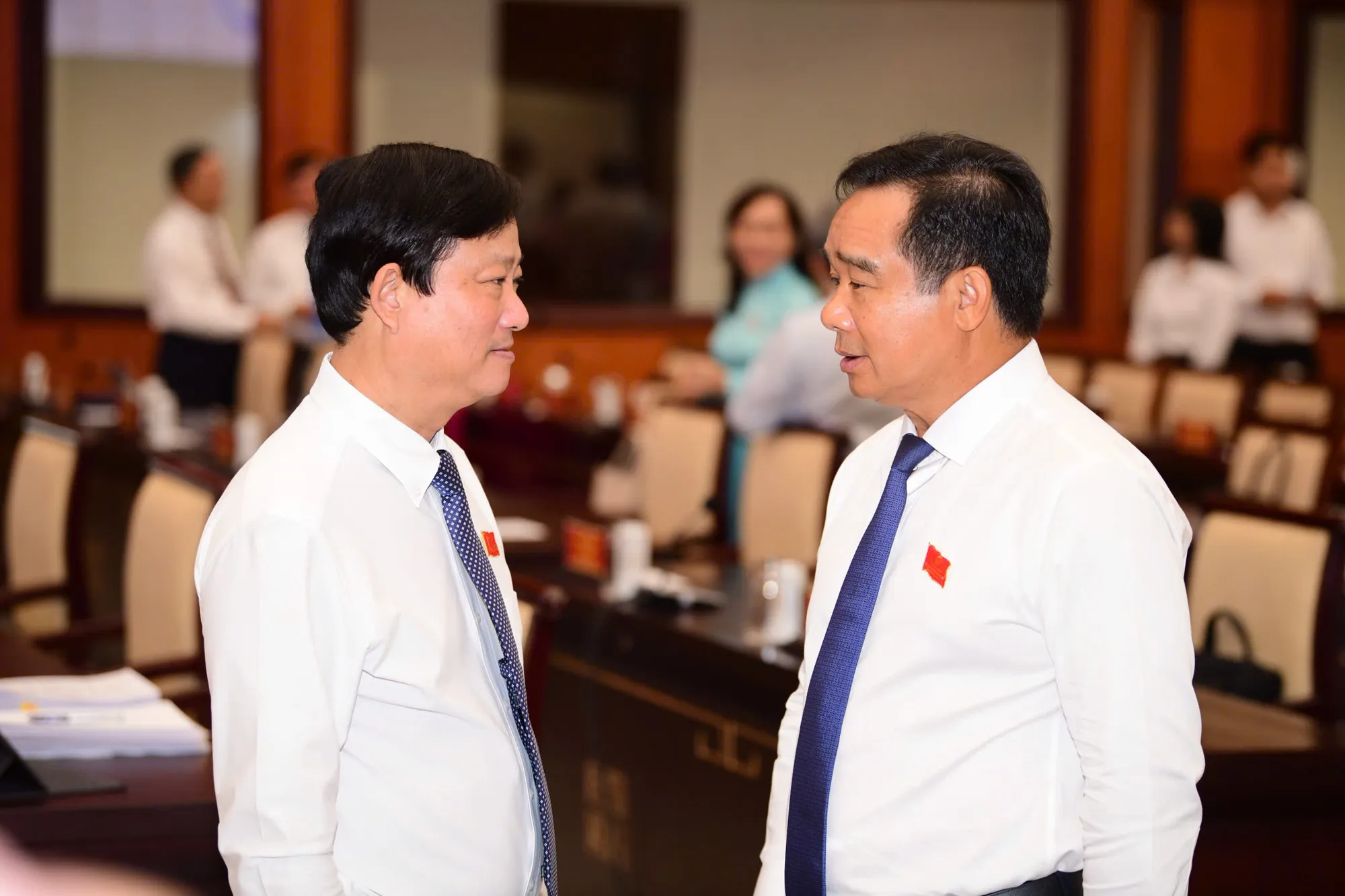 h2-Chủ tịch Hội đồng nhân dân Thành phố Võ Văn Minh và Chủ tịch Ủy ban nhân dân Thành phố Nguyễn Văn Được trao đổi trước phiên bế mạc